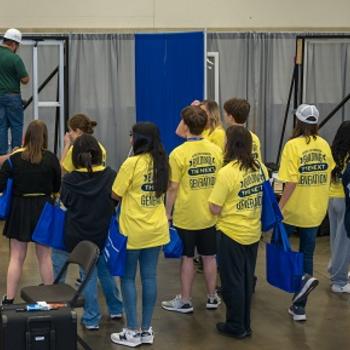 students view the AGMT rig on the GlassBuild show floor